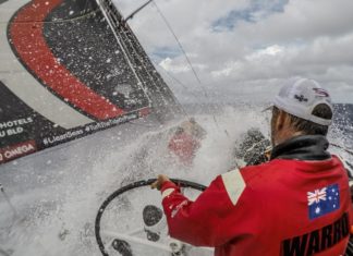 Velejador da Volvo Ocean Race cai na água, mas é resgatado