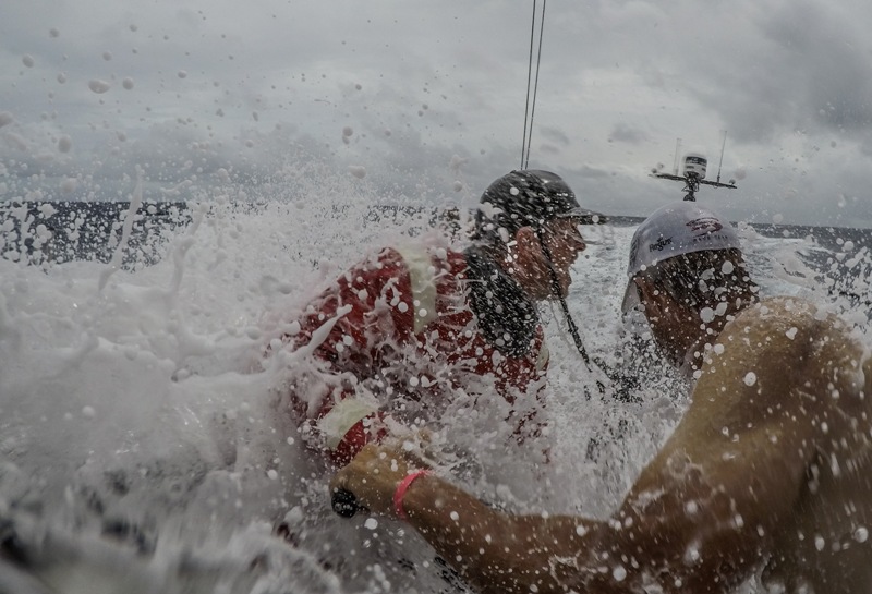 Velejador da Volvo Ocean Race cai na água, mas é resgatado 