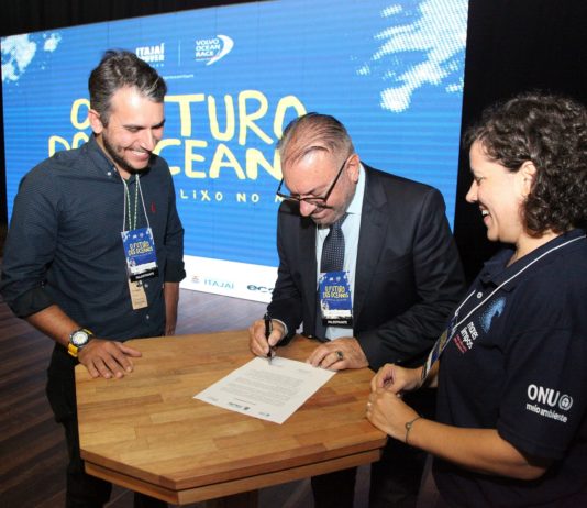 Itajai Stopover. Signing the UN Clean Seas pledge. 18 April, 2018.