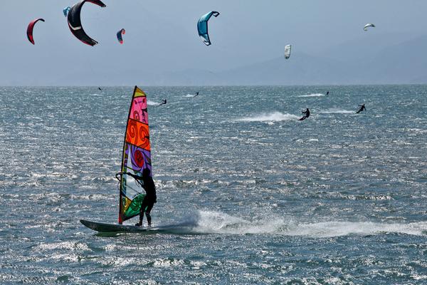 Windsurf e Kitesurf, disputas na Semana de Monotipos (Ronald Izold / Sectur Ilhabela)