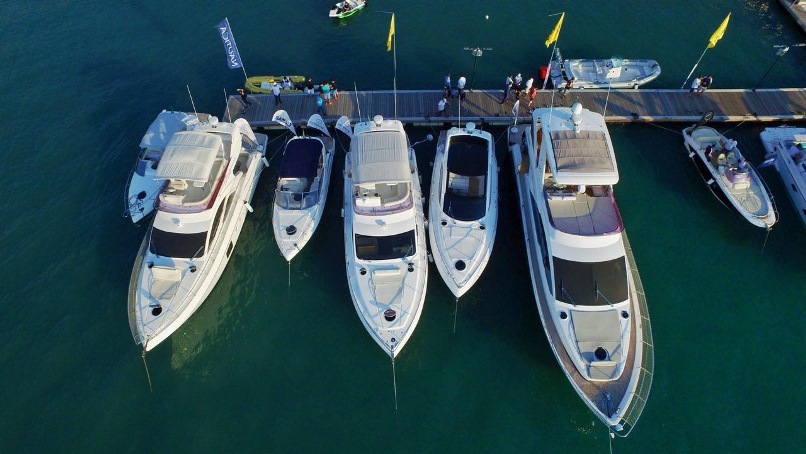 Barcos de vários tamanhos no píer flutuante. Foto: Divulgação.